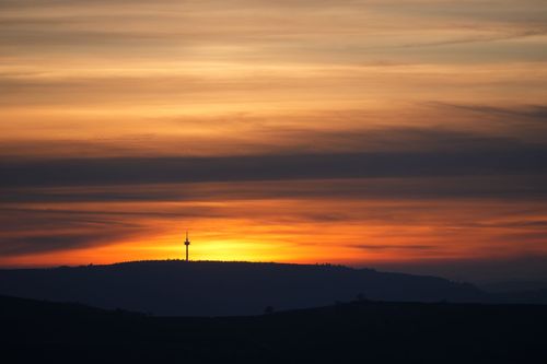 Blick auf den Fernsehturm von Bad Kreuznach im Sonnenuntergang vom Horn bei Zotzenheim
