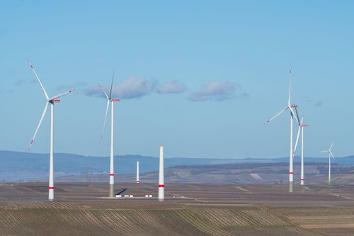Ausblick vom Adelberg auf die Windräder bei Flonheim