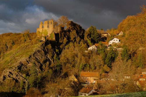 Die Burgruine Falkenstein am Donnersberg im Sonnenuntergang