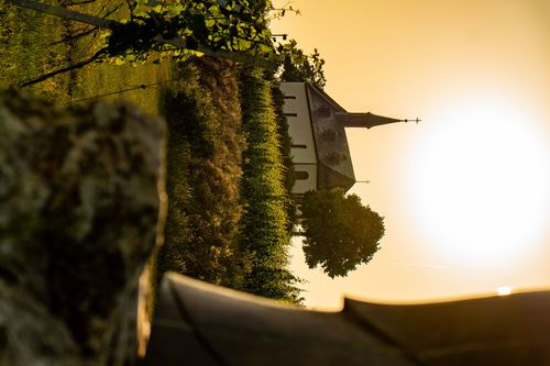 Kirche Sankt Michael im Abendlicht vom Skulpturenweg bei Abenheim