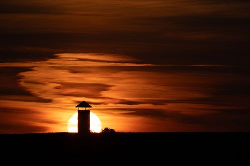 Sonnenuntergang hinter dem Weinbergsturm bei Vendersheim