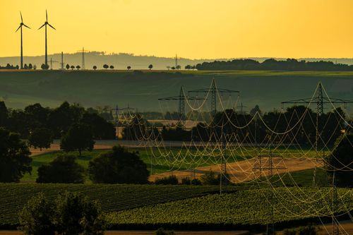 Stromleitungen im Abendlicht bei Köngernheim