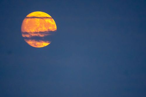 Mond am Abendhimmel bei Wolfsheim